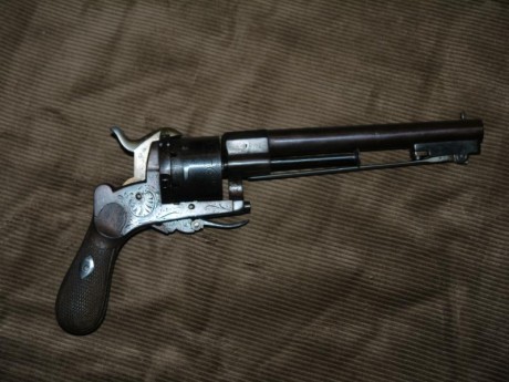 Vendo revolver Lefaucheaux con bayoneta, cal 12mm. buen estado, fabricación española. imprescindible libro 01