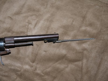 Vendo revolver Lefaucheaux con bayoneta, cal 12mm. buen estado, fabricación española. imprescindible libro 00