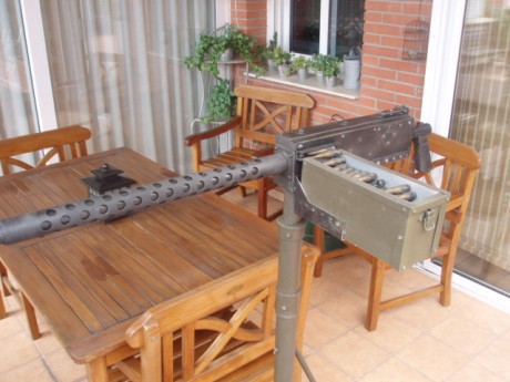 Hola.
Réplica ametralladora Browning mod.1919, cal. 30 en madera y PVC. TOTALMENTE INERTE.
Destinada a 01