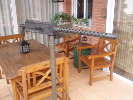 Hola.
Réplica ametralladora Browning mod.1919, cal. 30 en madera y PVC. TOTALMENTE INERTE.
Destinada a 00