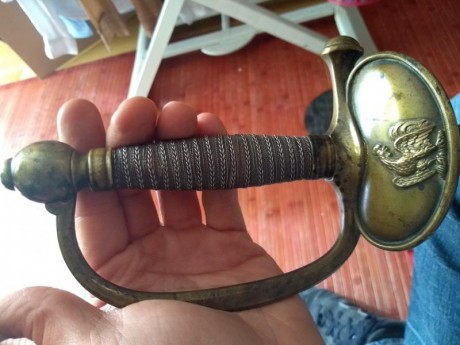 Hola. Un conocido vende estos sables franceses. Un sable de caballeria,una espada de ceñir de oficial,un 02