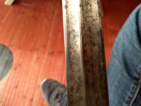 Hola. Un conocido vende estos sables franceses. Un sable de caballeria,una espada de ceñir de oficial,un 12