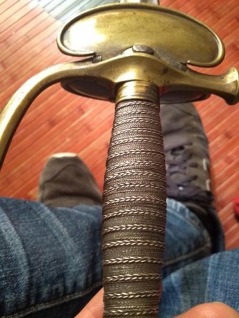 Hola. Un conocido vende estos sables franceses. Un sable de caballeria,una espada de ceñir de oficial,un 11