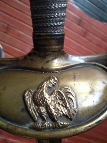 Hola. Un conocido vende estos sables franceses. Un sable de caballeria,una espada de ceñir de oficial,un 10