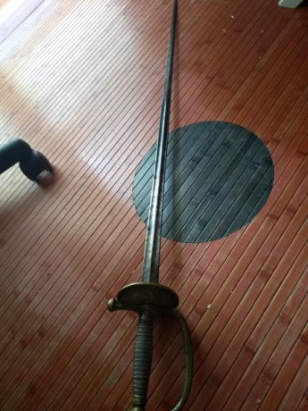 Hola. Un conocido vende estos sables franceses. Un sable de caballeria,una espada de ceñir de oficial,un 22