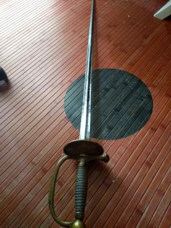 Hola. Un conocido vende estos sables franceses. Un sable de caballeria,una espada de ceñir de oficial,un 21