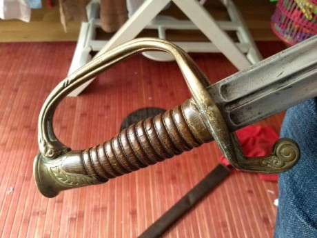 Hola. Un conocido vende estos sables franceses. Un sable de caballeria,una espada de ceñir de oficial,un 42