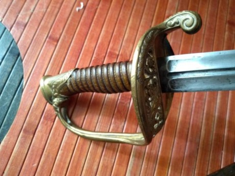 Hola. Un conocido vende estos sables franceses. Un sable de caballeria,una espada de ceñir de oficial,un 41