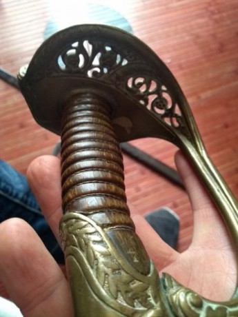 Hola. Un conocido vende estos sables franceses. Un sable de caballeria,una espada de ceñir de oficial,un 40