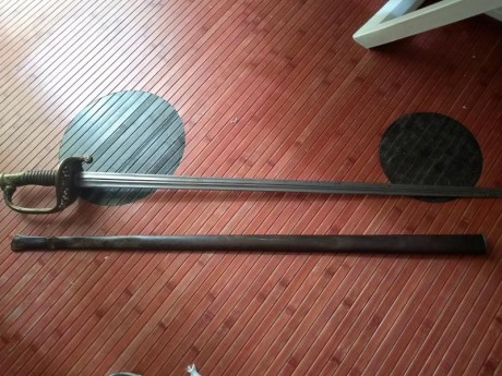 Hola. Un conocido vende estos sables franceses. Un sable de caballeria,una espada de ceñir de oficial,un 52