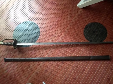 Hola. Un conocido vende estos sables franceses. Un sable de caballeria,una espada de ceñir de oficial,un 51