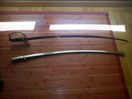 Hola. Un conocido vende estos sables franceses. Un sable de caballeria,una espada de ceñir de oficial,un 92