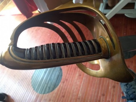 Hola. Un conocido vende estos sables franceses. Un sable de caballeria,una espada de ceñir de oficial,un 90