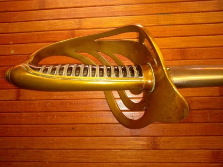 Hola. Un conocido vende estos sables franceses. Un sable de caballeria,una espada de ceñir de oficial,un 102