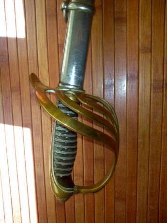 Hola. Un conocido vende estos sables franceses. Un sable de caballeria,una espada de ceñir de oficial,un 100
