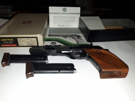 Se vende pistola astra, calibre 22 lr. Guiada en F. Con 2 cargadores, caja original y maletín de transporte. 00