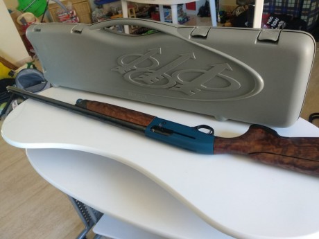 Un amigo vende escopeta Beretta Excell como nueva. Cañon de 76, culata regulable, tres polichoques. Para 01