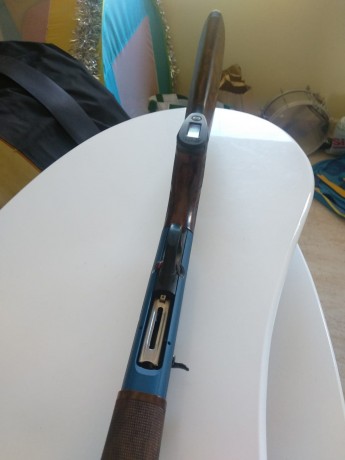 Un amigo vende escopeta Beretta Excell como nueva. Cañon de 76, culata regulable, tres polichoques. Para 12