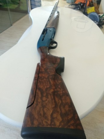 Un amigo vende escopeta Beretta Excell como nueva. Cañon de 76, culata regulable, tres polichoques. Para 11