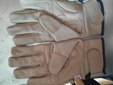 Vendo estos guantes reglamentarios del Ejercito Español talla 10.
El precio es de 18 euros con los gastos 01
