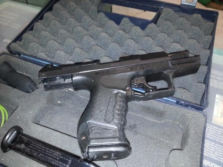 Menos de 500 tiros, perfecta de polimero, mecanismos y pavón. Se entrega con su maletín original y accesorios, 01