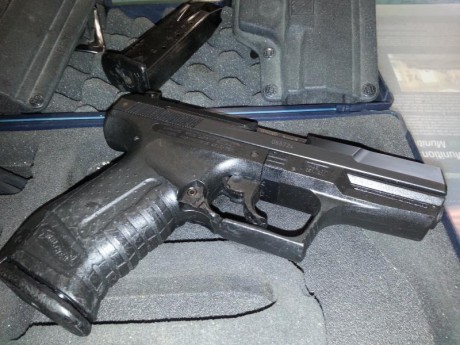 Menos de 500 tiros, perfecta de polimero, mecanismos y pavón. Se entrega con su maletín original y accesorios, 10