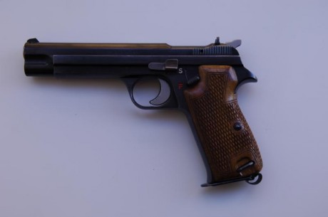 VENDO PISTOLA SIG-210 , CALIBRE 22 LR , ESTADO MUY BUENO , FABRICADA EN LOS AÑOS 50 , PIEZA MUY DIFICIL 01