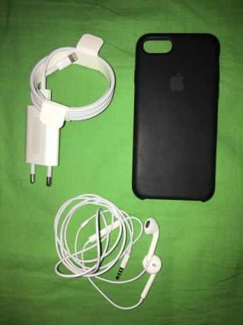 Se vende Iphone 8 64gb , en perfecto estado.

Color Negro. Se incluyen cascos Apple con adaptador, Cable 01