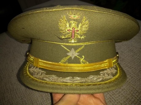 Vendo gorra de plato de General de Brigada del E.T. Ligeras picaduras,buen estado por lo demás. 75€ mas 02