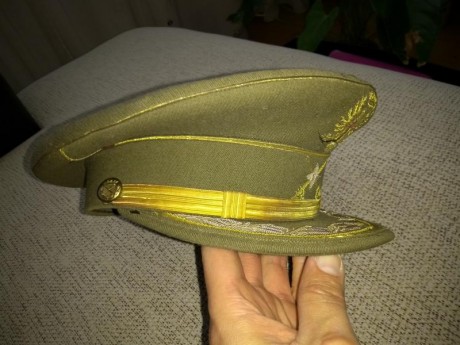 Vendo gorra de plato de General de Brigada del E.T. Ligeras picaduras,buen estado por lo demás. 75€ mas 01