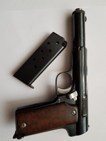 Raro variante para los Carabineros, con el escudo presente pero algo menos visible. Porque este pistola 02