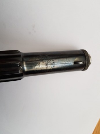 Raro variante para los Carabineros, con el escudo presente pero algo menos visible. Porque este pistola 00
