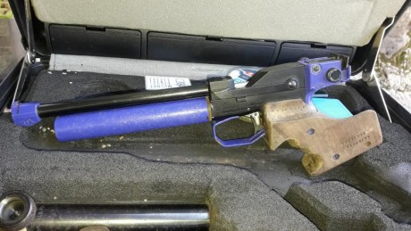 Se vende esta estupenda pistola de co2 que va de cine por dejar el aire,tiene un monton de repuestos y 02