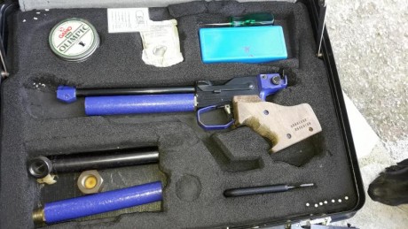 Se vende esta estupenda pistola de co2 que va de cine por dejar el aire,tiene un monton de repuestos y 01