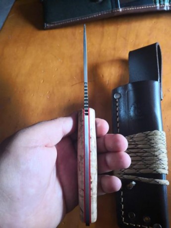 Cuchillo conocido por todos el chaman bushcraft acero 14c28 sanvik mango en abedul rizado y liner rojo 01