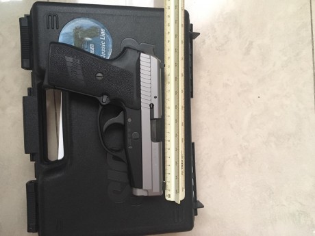 Buenas a todos, un amigo vende esta Sig-Sauer, completamente nueva, en calibre 9mm, con dos cargadores, 02