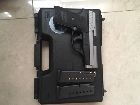 Buenas a todos, un amigo vende esta Sig-Sauer, completamente nueva, en calibre 9mm, con dos cargadores, 01