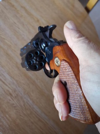 Vendo revolver Colt  DaimodBack  long rifle de 6" 
Su estdo es inmejorableera joyita . como ya sabreis 02