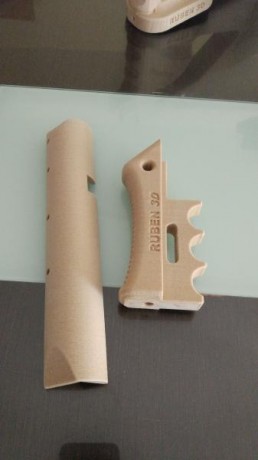 Buenas pues os dejo unas fotos de el grip , la rabera y carrillera de la impact impresos en 3D con filamento 11