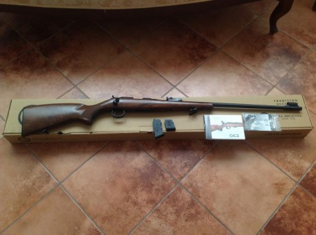 Calibre .22 LR en su caja original con el manual, apenas estrenada.

Incluye cargador de 10 disparos y 02