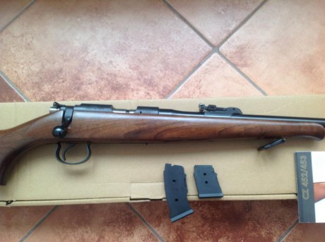 Calibre .22 LR en su caja original con el manual, apenas estrenada.

Incluye cargador de 10 disparos y 00