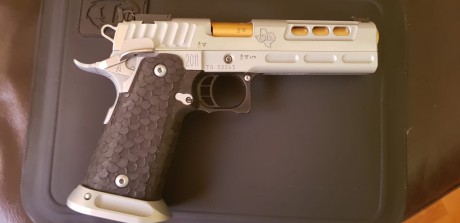 VENDO PISTOLA 9MM STI DVC 2011.   

PRACTICAMENTE NUEVA, NO TIENE NI UNA SOLA MARCA. TIENE MENOS DE 2000 02