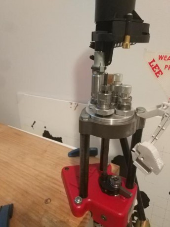 Se vende prensa lee totalmente preparada para recargar, se incluyen dies, tolva pólvora automática( recién 01