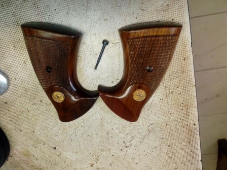 Vendo cachas para revólver Colt Troper MKIII 50€+ gastos de envio. 00
