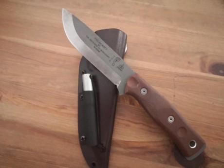 Se vende este conocido cuchillo de la marca tops con in lar de salidas las medidas son 11cm de hoja y 02