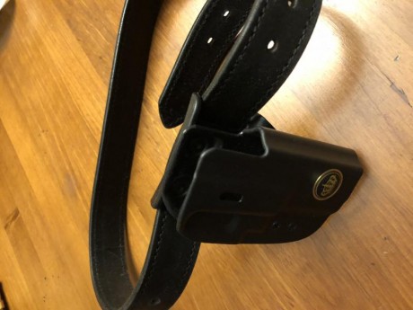 Funda para ipsc + 3 cargadores de glock 17 con sus respectivos portacargadores para cinturon + mochila 11