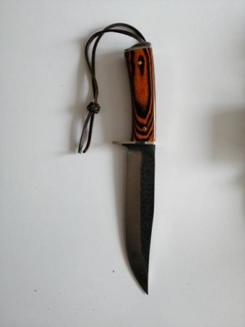 Vendo este cuchillo con su funda de cuero. Corta como una hoja de afeitar. 18 cm de hoja. 60 euros. 01