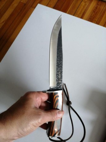 Vendo este cuchillo con su funda de cuero. Corta como una hoja de afeitar. 18 cm de hoja. 60 euros. 00