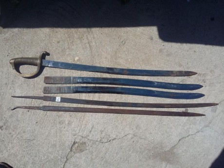 vendo hojas sable para montar. mod 1881 hay 2 con 2 cuños diferentes. una del ayuntamiento de madrid y 02