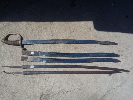 vendo hojas sable para montar. mod 1881 hay 2 con 2 cuños diferentes. una del ayuntamiento de madrid y 10